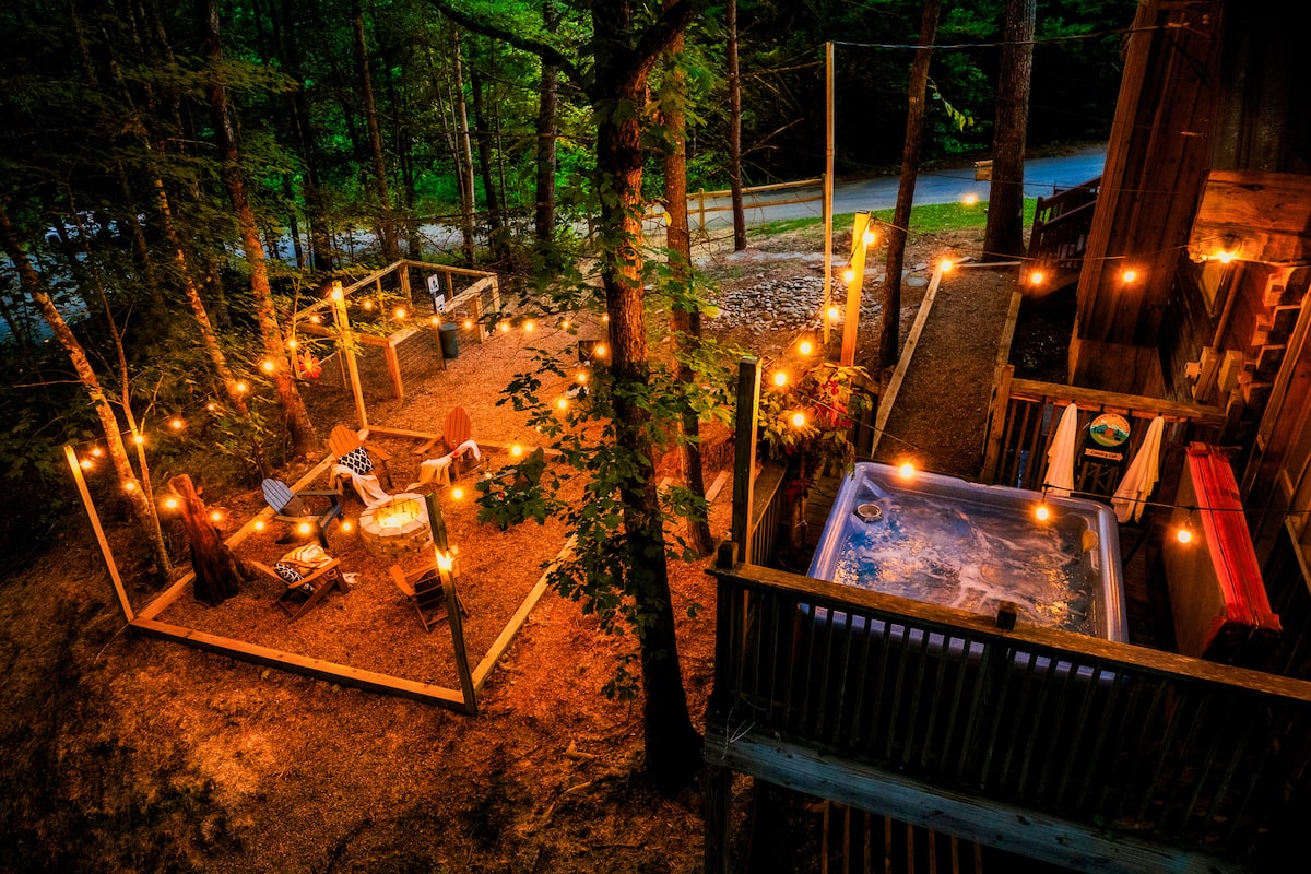 Cubby Bear Den — Fire Pit & Hot Tub at Dusk