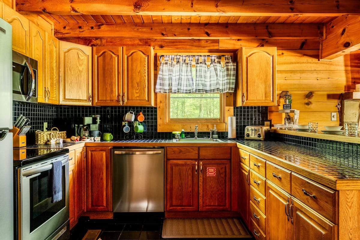 Kitchen with Breakfast Bar & Coffee Station