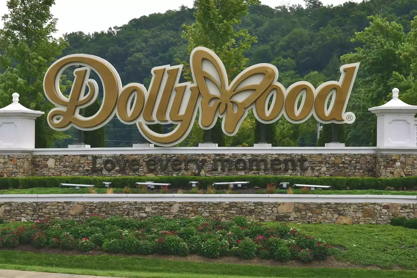 Dollywood theme park rides and attractions
